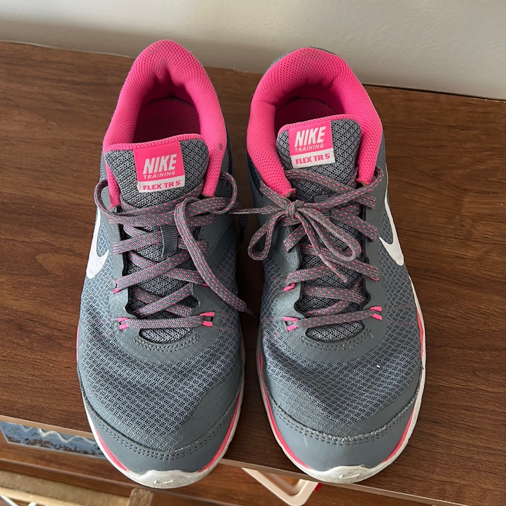 Nike gray and pink FLEX TR 5 training shoes sz 8